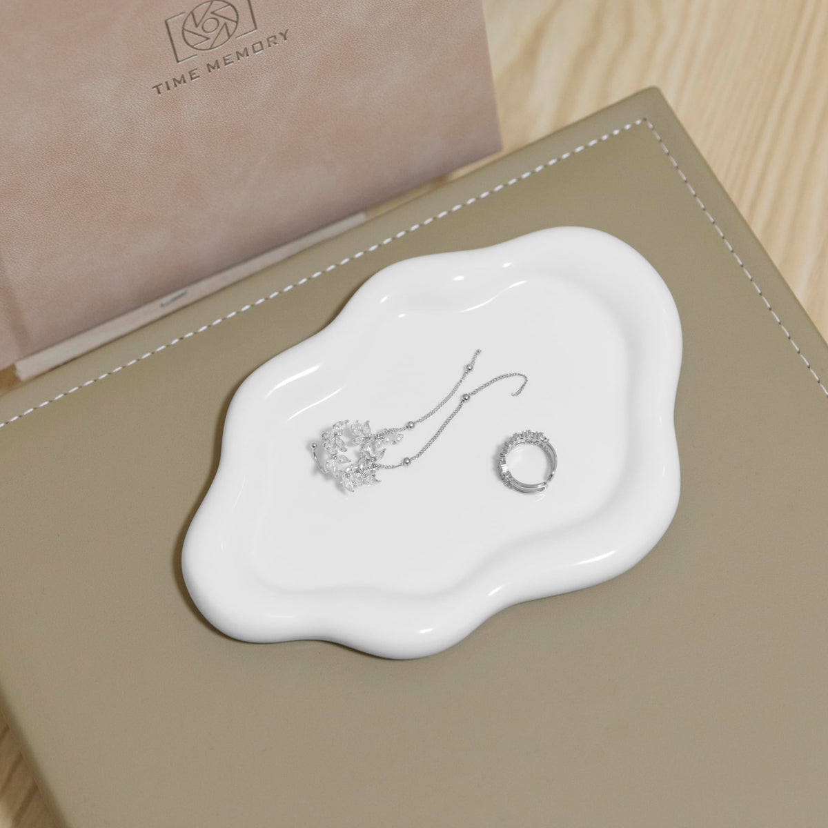 Lynagert Cloud Trinket Dish, Chubby Jewelry Tray, Ceramic Jewelry Ring Trinket Dish for Rings Earrings Necklace Organizer, Mother's Day Thanksgiving Christmas Birthday Bridesmaid Gifts (Silver)